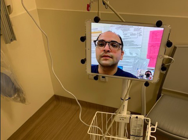 Bệnh vi&ecirc;n đại gia tậu h&agrave;ng trăm chiếc iPad l&agrave;m kế s&aacute;ch thần th&aacute;nh, gi&uacute;p b&aacute;c sĩ điều khiển từ xa để tr&aacute;nh l&acirc;y Covid-19 - Ảnh 3.