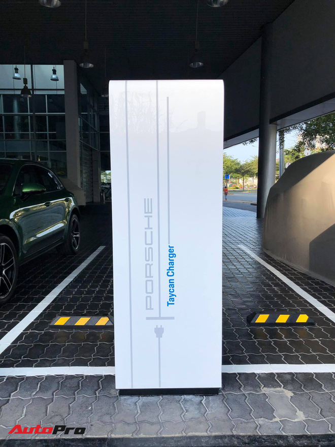 Porsche Taycan vừa về Việt Nam đã có trạm sạc riêng: Thời gian sạc còn nhanh hơn điện thoại - Ảnh 4. Porsche Taycan vừa về Việt Nam đã có trạm sạc riêng: Thời gian sạc còn nhanh hơn điện thoại - Ảnh 4.