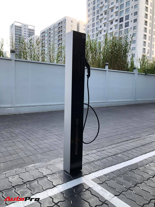Porsche Taycan vừa về Việt Nam đã có trạm sạc riêng: Thời gian sạc còn nhanh hơn điện thoại - Ảnh 5. Porsche Taycan vừa về Việt Nam đã có trạm sạc riêng: Thời gian sạc còn nhanh hơn điện thoại - Ảnh 5.