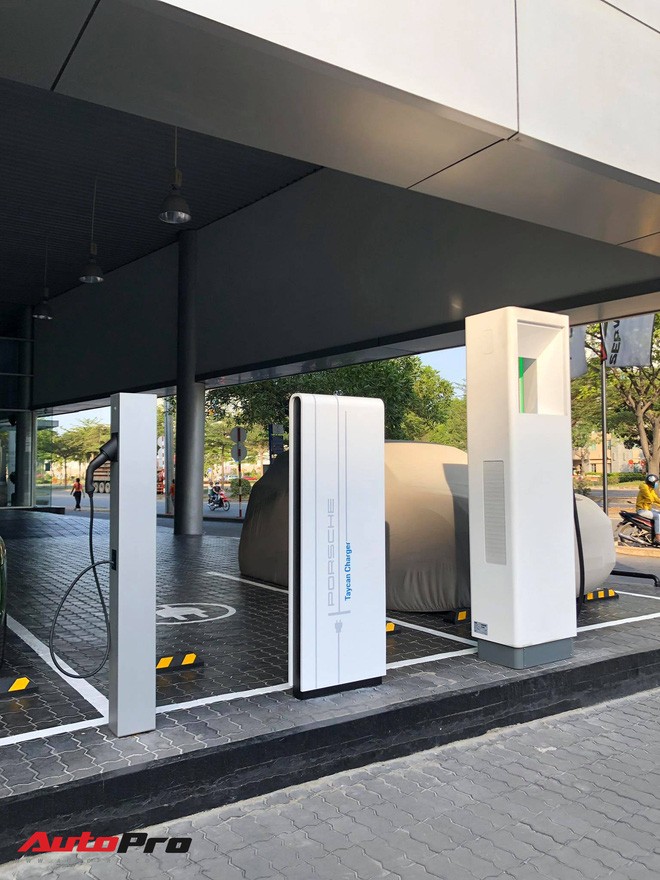 Porsche Taycan vừa về Việt Nam đã có trạm sạc riêng: Thời gian sạc còn nhanh hơn điện thoại - Ảnh 6. Porsche Taycan vừa về Việt Nam đã có trạm sạc riêng: Thời gian sạc còn nhanh hơn điện thoại - Ảnh 6.