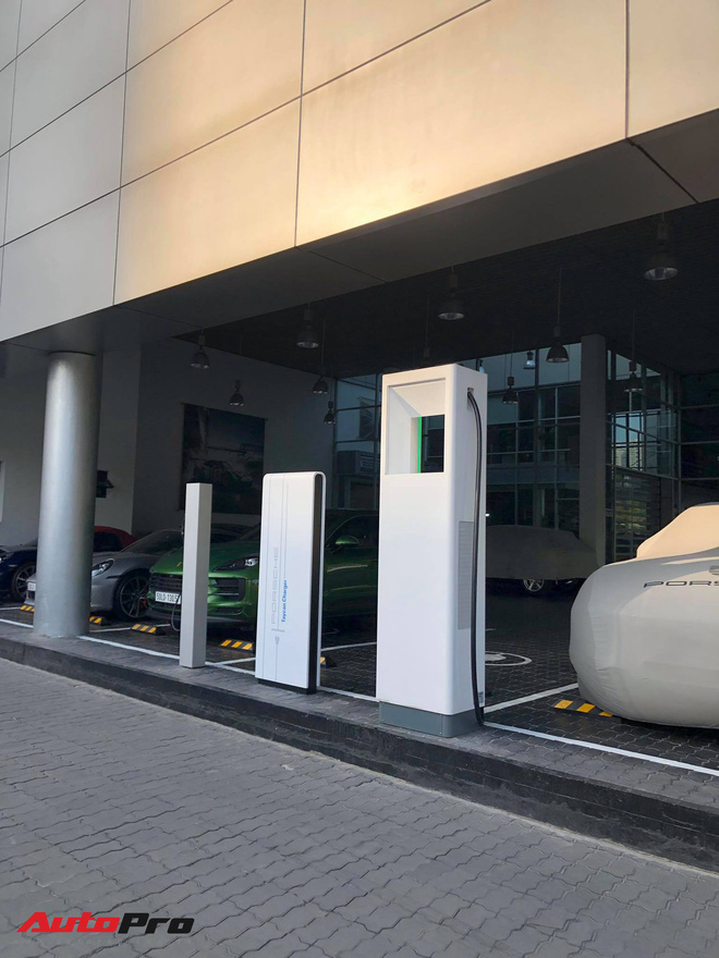 Porsche Taycan vừa về Việt Nam đã có trạm sạc riêng: Thời gian sạc còn nhanh hơn điện thoại - Ảnh 8. Porsche Taycan vừa về Việt Nam đã có trạm sạc riêng: Thời gian sạc còn nhanh hơn điện thoại - Ảnh 8.