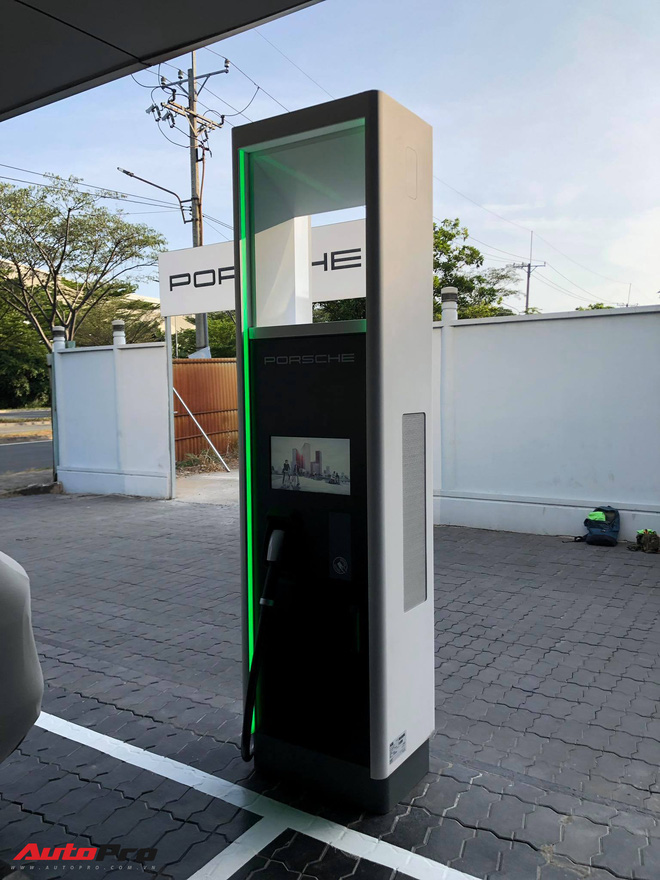 Porsche Taycan vừa về Việt Nam đã có trạm sạc riêng: Thời gian sạc còn nhanh hơn điện thoại - Ảnh 9. Porsche Taycan vừa về Việt Nam đã có trạm sạc riêng: Thời gian sạc còn nhanh hơn điện thoại - Ảnh 9.