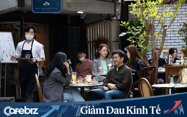 Thế giới ngưỡng mộ nh&igrave;n H&agrave;n Quốc giảm từ 900 ca mắc Covid-19 mới trong ng&agrave;y xuống c&ograve;n 18, người d&acirc;n n&ocirc; nức đi cafe, picnic sau h&agrave;ng th&aacute;ng trời phải ở trong nh&agrave;  - Ảnh 1.