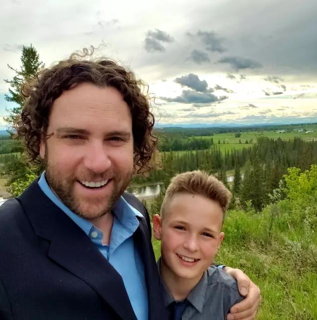 Kh&ocirc;ng được ra ngo&agrave;i v&igrave; Covid-19, cậu b&eacute; bơi tạm trong bể c&aacute; của bố cho đỡ &ldquo;ngứa nghề&rdquo; - Ảnh 2.