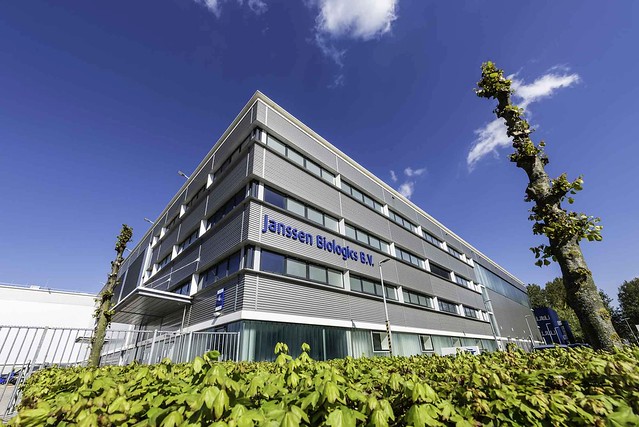 Giám đốc Johnson & Johnson: 1 tỷ USD để sản xuất 1 tỷ liều vắc-xin COVID-19 - Ảnh 1. Giám đốc Johnson & Johnson: 1 tỷ USD để sản xuất 1 tỷ liều vắc-xin COVID-19 - Ảnh 1.