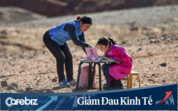  L&aacute;i xe đi khắp hoang mạc t&igrave;m s&oacute;ng wifi cho con g&aacute;i học trực tuyến trong những ng&agrave;y dịch Covid-19: V&igrave; con, cha mẹ sẽ l&agrave;m tất cả!  - Ảnh 1.