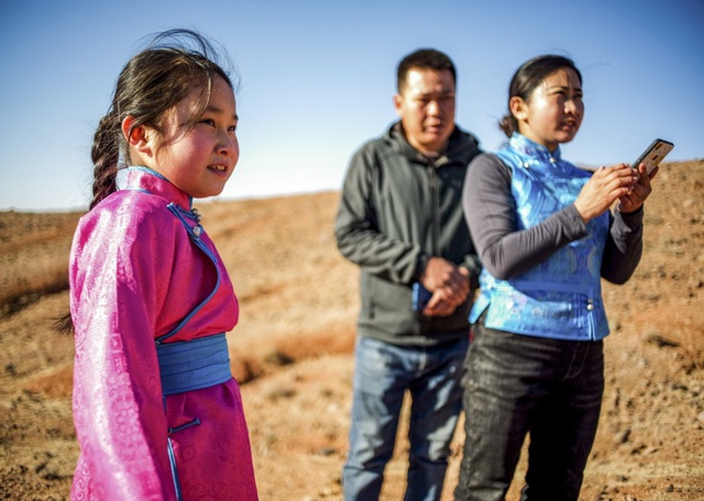  L&aacute;i xe đi khắp hoang mạc t&igrave;m s&oacute;ng wifi cho con g&aacute;i học trực tuyến trong những ng&agrave;y dịch Covid-19: V&igrave; con, cha mẹ sẽ l&agrave;m tất cả!  - Ảnh 4.