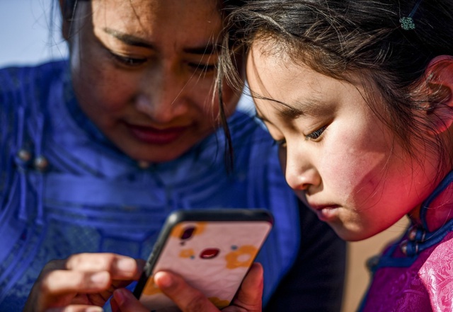  L&aacute;i xe đi khắp hoang mạc t&igrave;m s&oacute;ng wifi cho con g&aacute;i học trực tuyến trong những ng&agrave;y dịch Covid-19: V&igrave; con, cha mẹ sẽ l&agrave;m tất cả!  - Ảnh 5.