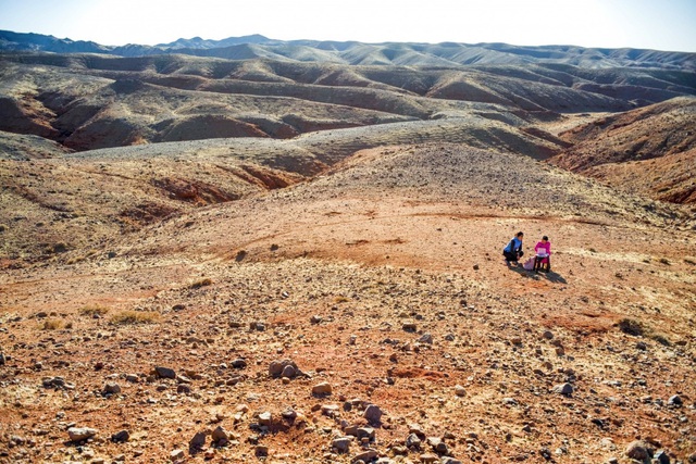  L&aacute;i xe đi khắp hoang mạc t&igrave;m s&oacute;ng wifi cho con g&aacute;i học trực tuyến trong những ng&agrave;y dịch Covid-19: V&igrave; con, cha mẹ sẽ l&agrave;m tất cả!  - Ảnh 6.