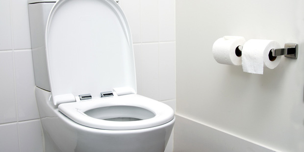 Kh&ocirc;ng mua nổi giấy vệ sinh, người Mỹ chuyển sang sốt... v&ograve;i xịt toilet giữa đại dịch Covid-19: Ch&aacute;y h&agrave;ng tr&ecirc;n mọi mặt trận  - Ảnh 1.