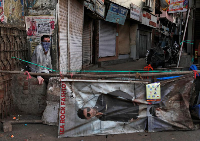 Cuộc sống ở một trong những khu ổ chuột lớn nhất Ch&acirc;u &Aacute; trong những ng&agrave;y &aacute;p đặt lệnh phong tỏa to&agrave;n Ấn Độ giữa dịch Covid-19 - Ảnh 3.
