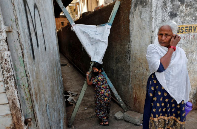 Cuộc sống ở một trong những khu ổ chuột lớn nhất Ch&acirc;u &Aacute; trong những ng&agrave;y &aacute;p đặt lệnh phong tỏa to&agrave;n Ấn Độ giữa dịch Covid-19 - Ảnh 4.