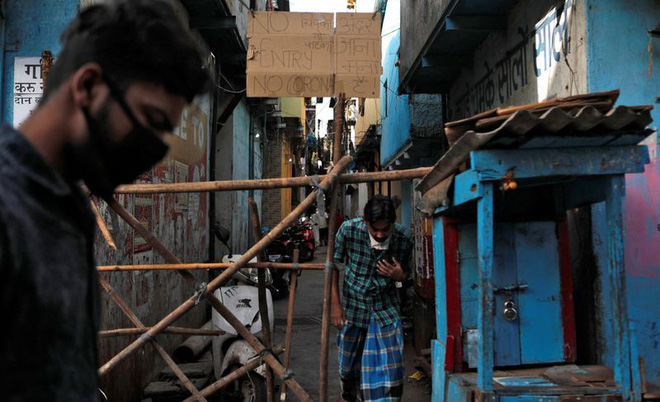 Cuộc sống ở một trong những khu ổ chuột lớn nhất Ch&acirc;u &Aacute; trong những ng&agrave;y &aacute;p đặt lệnh phong tỏa to&agrave;n Ấn Độ giữa dịch Covid-19 - Ảnh 5.