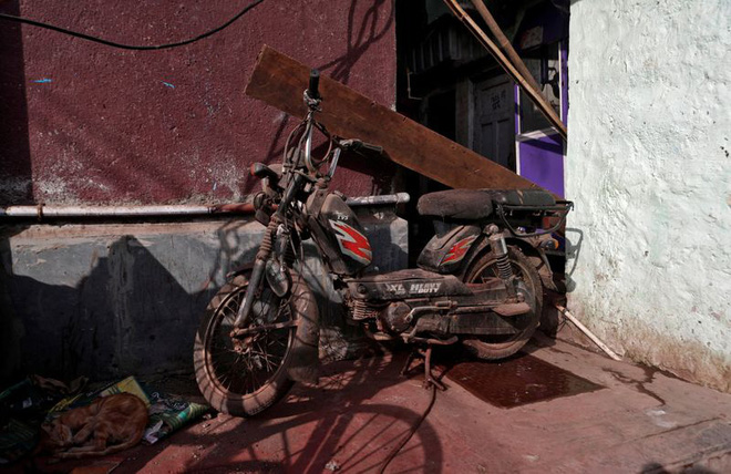 Cuộc sống ở một trong những khu ổ chuột lớn nhất Ch&acirc;u &Aacute; trong những ng&agrave;y &aacute;p đặt lệnh phong tỏa to&agrave;n Ấn Độ giữa dịch Covid-19 - Ảnh 10.