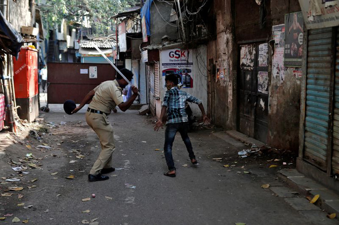 Cuộc sống ở một trong những khu ổ chuột lớn nhất Ch&acirc;u &Aacute; trong những ng&agrave;y &aacute;p đặt lệnh phong tỏa to&agrave;n Ấn Độ giữa dịch Covid-19 - Ảnh 11.