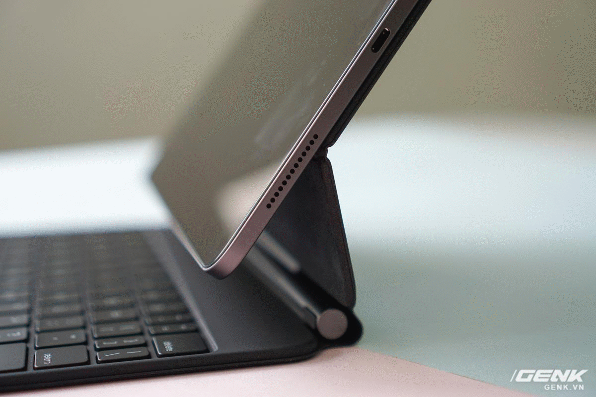 Trên tay và trải nghiệm nhanh bàn phím Magic Keyboard hơn 10 triệu đồng của iPad Pro: rất nặng, lắp vào dày hơn MacBook Pro 13, bù lại phím gõ rất sướng tay - Ảnh 13. Trên tay và trải nghiệm nhanh bàn phím Magic Keyboard hơn 10 triệu đồng của iPad Pro: rất nặng, lắp vào dày hơn MacBook Pro 13, bù lại phím gõ rất sướng tay - Ảnh 13.