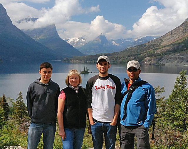  Chủ nh&acirc;n đoạn video đầu ti&ecirc;n l&ecirc;n Youtube c&aacute;ch đ&acirc;y 15 năm hiện giờ c&oacute; cuộc sống khiến ai cũng ngỡ ng&agrave;ng với những điều c&oacute; 1-0-2  - Ảnh 4.