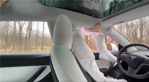  Đ&acirc;y l&agrave; hậu quả của việc nhảy ra khỏi một chiếc xe Tesla đang trong chế độ tự l&aacute;i - Ảnh 3.