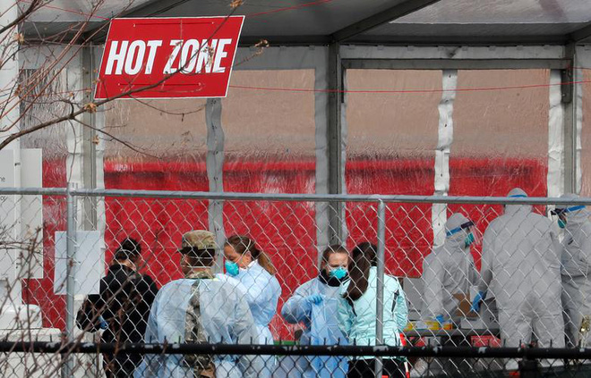 Những h&igrave;nh ảnh đầu ti&ecirc;n khi nước Mỹ bước v&agrave;o hai tuần lễ đau đớn: 96% d&acirc;n số ở nh&agrave;, hơn 236.000 người nhiễm Covid-19 v&agrave; 5.700 người tử vong - Ảnh 17.