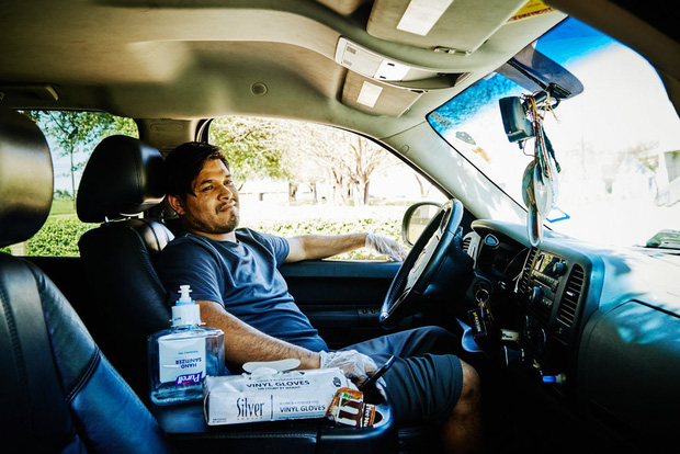 Những người l&aacute;i xế hộp đi xin trợ cấp thất nghiệp v&igrave; dịch Covid-19 ở Mỹ: Gạt bỏ sĩ diện, chưa từng nghĩ phải l&acirc;m v&agrave;o cảnh n&agrave;y - Ảnh 2.