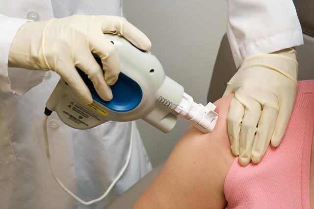 Một trong 7 loại vắc-xin COVID-19 nhận tài trợ từ Bill Gates sẽ được thử nghiệm lâm sàng trên người đầu tiên trong hôm nay - Ảnh 1. Một trong 7 loại vắc-xin COVID-19 nhận tài trợ từ Bill Gates sẽ được thử nghiệm lâm sàng trên người đầu tiên trong hôm nay - Ảnh 1.