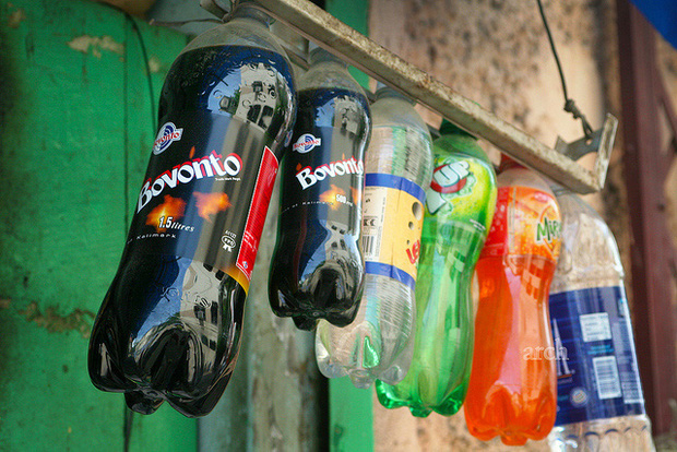  Uống nước ngọt c&oacute; ga bao năm nay, bạn c&oacute; thắc mắc v&igrave; sao chai nhựa lu&ocirc;n c&oacute; phần đ&aacute;y chẳng bao giờ bằng phẳng kh&ocirc;ng?  - Ảnh 2.