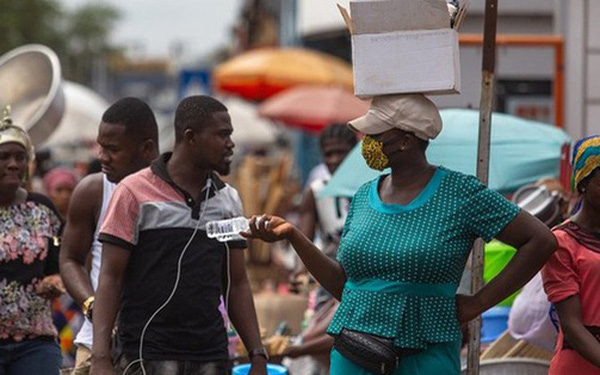  Kỷ lục &ldquo;si&ecirc;u l&acirc;y nhiễm&rdquo; Covid-19 ở Ghana: 1 người l&acirc;y cho 533 người  - Ảnh 1.
