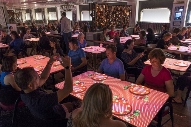 Trải nghiệm ẩm thực cao cấp thời c&ocirc;ng nghệ số: Bữa ăn sang chảnh qua thực tế ảo c&oacute; gi&aacute; cả trăm USD nhưng kh&aacute;ch vẫn nườm nượp k&eacute;o đến  - Ảnh 1.