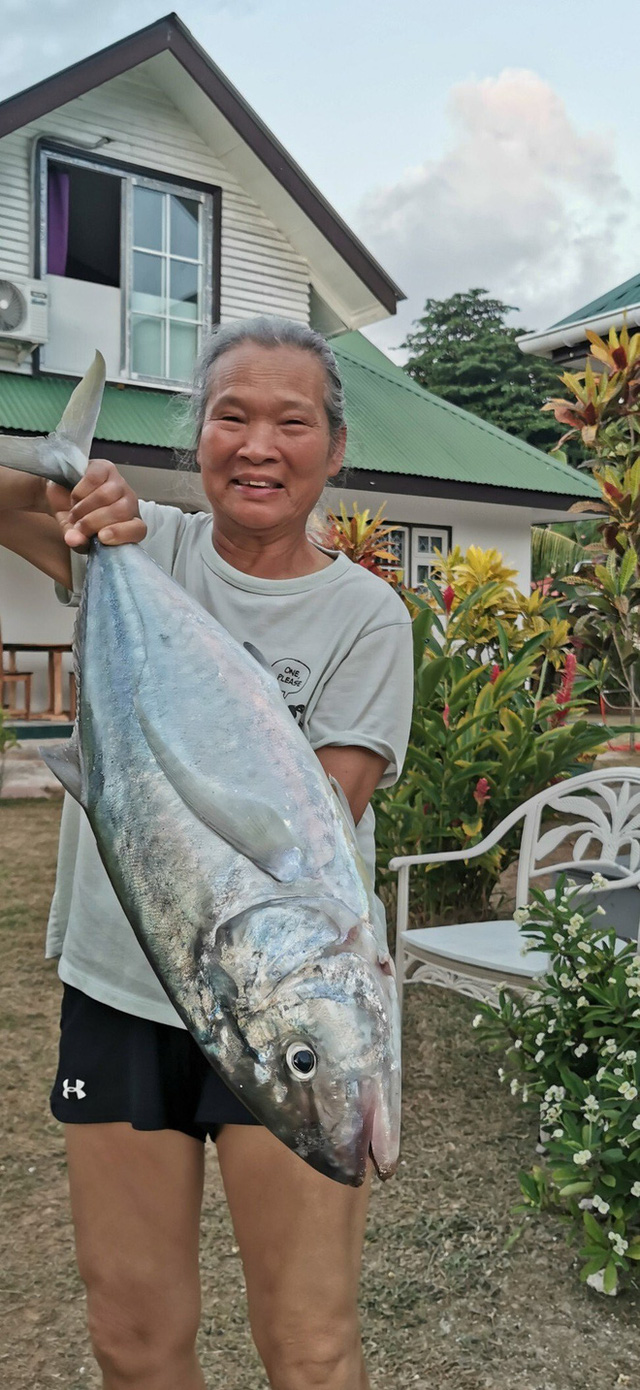 Mắc kẹt ở thi&ecirc;n đường biển đảo giữa lệnh phong tỏa, gia đ&igrave;nh bỗng trở th&agrave;nh travel blogger bất đắc dĩ v&agrave; thu h&uacute;t h&agrave;ng trăm triệu lượt xem tr&ecirc;n MXH  - Ảnh 3.