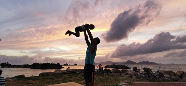 Mắc kẹt ở thi&ecirc;n đường biển đảo giữa lệnh phong tỏa, gia đ&igrave;nh bỗng trở th&agrave;nh travel blogger bất đắc dĩ v&agrave; thu h&uacute;t h&agrave;ng trăm triệu lượt xem tr&ecirc;n MXH  - Ảnh 4.