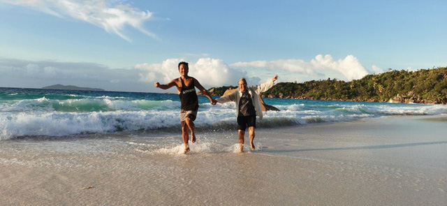 Mắc kẹt ở thi&ecirc;n đường biển đảo giữa lệnh phong tỏa, gia đ&igrave;nh bỗng trở th&agrave;nh travel blogger bất đắc dĩ v&agrave; thu h&uacute;t h&agrave;ng trăm triệu lượt xem tr&ecirc;n MXH  - Ảnh 5.