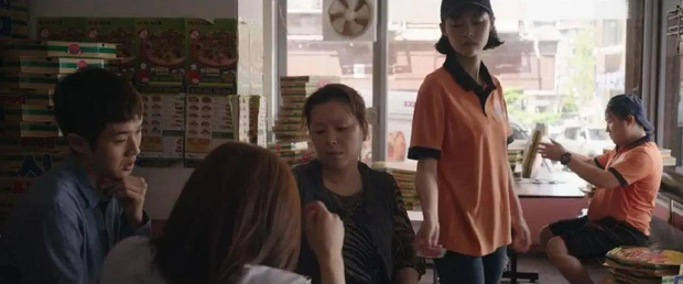 Clip 8 cảnh quay g&acirc;y sốc đ&atilde; bị cắt khỏi PARASITE &aacute;m ảnh v&agrave; đen tối hơn bản ngo&agrave;i rạp ng&agrave;n lần! - Ảnh 12.