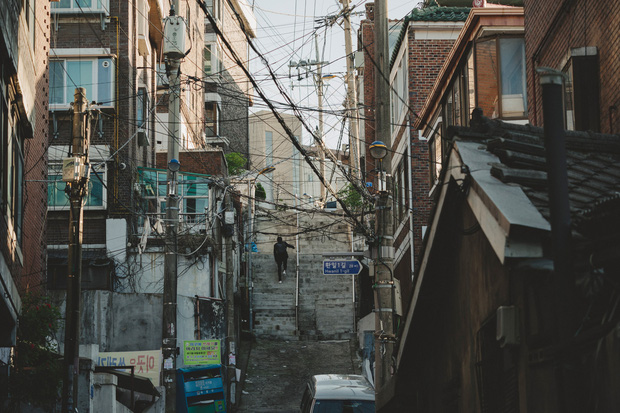 Clip 8 cảnh quay g&acirc;y sốc đ&atilde; bị cắt khỏi PARASITE &aacute;m ảnh v&agrave; đen tối hơn bản ngo&agrave;i rạp ng&agrave;n lần! - Ảnh 11.