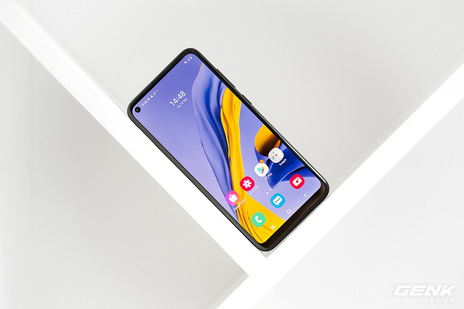 Đ&aacute;nh gi&aacute; pin Galaxy M11: Xem phim 13 tiếng, chiến Li&ecirc;n Qu&acirc;n xuy&ecirc;n đ&ecirc;m mới &ldquo;vắt kiệt&rdquo; được vi&ecirc;n pin 5000mAh - Ảnh 1.