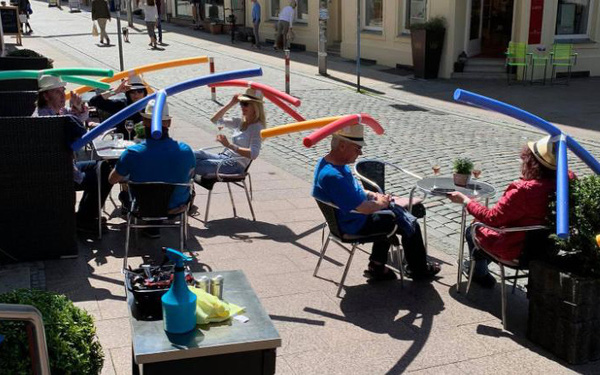 Cà phê hậu phong tỏa kiểu Đức: Mỗi người được phát mũ gắn phao bơi xốp để tuân thủ giãn cách xã hội - Ảnh 1. Cà phê hậu phong tỏa kiểu Đức: Mỗi người được phát mũ gắn phao bơi xốp để tuân thủ giãn cách xã hội - Ảnh 1.