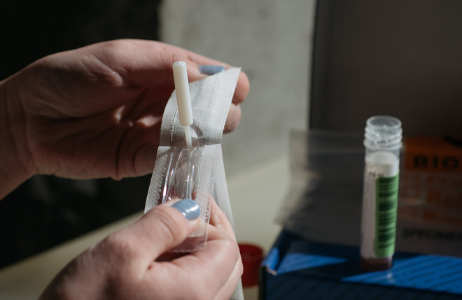 Chương tr&igrave;nh x&eacute;t nghiệm miễn ph&iacute; virus corona do Bill Gates t&agrave;i trợ bị FDA tu&yacute;t c&ograve;i - Ảnh 2.