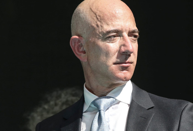 Việc Jeff Bezos có thể trở thành tỷ phú nghìn tỷ USD vấp phải chỉ trích dữ dội, bị Thượng nghị sĩ Mỹ gọi là vô đạo đức - Ảnh 2. Việc Jeff Bezos có thể trở thành tỷ phú nghìn tỷ USD vấp phải chỉ trích dữ dội, bị Thượng nghị sĩ Mỹ gọi là vô đạo đức - Ảnh 2.