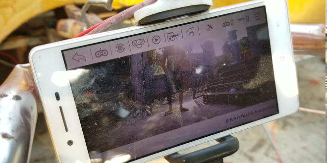 B&aacute;o T&acirc;y hứng th&uacute; khi thấy Youtuber Việt l&agrave;m si&ecirc;u xe Ferrari, Bugatti với gi&aacute; v&agrave;i triệu đồng - Ảnh 7.