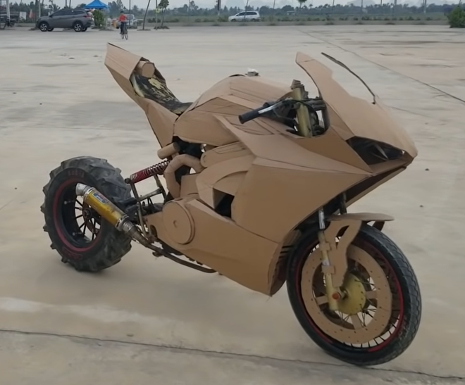 B&aacute;o T&acirc;y hứng th&uacute; khi thấy Youtuber Việt l&agrave;m si&ecirc;u xe Ferrari, Bugatti với gi&aacute; v&agrave;i triệu đồng - Ảnh 10.