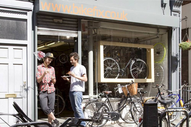 Giữa khủng hoảng, có một mặt hàng bỗng tăng mạnh về doanh số ngay tại Anh Quốc khiến giới chuyên gia vất vả mãi mới hiểu tại sao - Ảnh 2. Giữa khủng hoảng, có một mặt hàng bỗng tăng mạnh về doanh số ngay tại Anh Quốc khiến giới chuyên gia vất vả mãi mới hiểu tại sao - Ảnh 2.