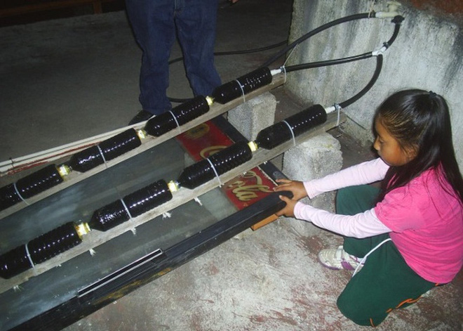  Nghi&ecirc;n cứu khoa học từ năm 4 tuổi, em b&eacute; n&agrave;y đ&atilde; s&aacute;ng chế ra b&igrave;nh n&oacute;ng lạnh chỉ bằng vật liệu t&aacute;i chế - Ảnh 1.