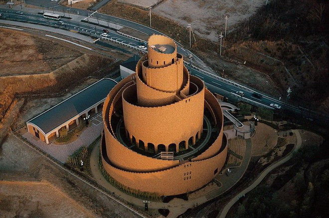 Ngọn th&aacute;p kỳ quặc n&agrave;y l&agrave; g&igrave; m&agrave; d&ugrave; c&oacute; vẻ cực kỳ dễ đổ, người ta cứ x&acirc;y n&oacute; tr&agrave;n lan khắp thế giới? - Ảnh 3.