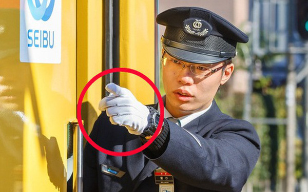 Người lái tàu điện tại Nhật Bản có một thói quen ai nhìn cũng tưởng bất lịch sự, nhưng thực chất mục đích phía sau thì cực kỳ quan trọng - Ảnh 1. Người lái tàu điện tại Nhật Bản có một thói quen ai nhìn cũng tưởng bất lịch sự, nhưng thực chất mục đích phía sau thì cực kỳ quan trọng - Ảnh 1.