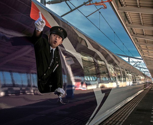 Người lái tàu điện tại Nhật Bản có một thói quen ai nhìn cũng tưởng bất lịch sự, nhưng thực chất mục đích phía sau thì cực kỳ quan trọng - Ảnh 2. Người lái tàu điện tại Nhật Bản có một thói quen ai nhìn cũng tưởng bất lịch sự, nhưng thực chất mục đích phía sau thì cực kỳ quan trọng - Ảnh 2.