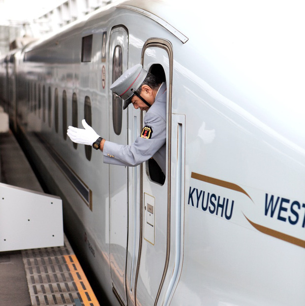 Người lái tàu điện tại Nhật Bản có một thói quen ai nhìn cũng tưởng bất lịch sự, nhưng thực chất mục đích phía sau thì cực kỳ quan trọng - Ảnh 3. Người lái tàu điện tại Nhật Bản có một thói quen ai nhìn cũng tưởng bất lịch sự, nhưng thực chất mục đích phía sau thì cực kỳ quan trọng - Ảnh 3.