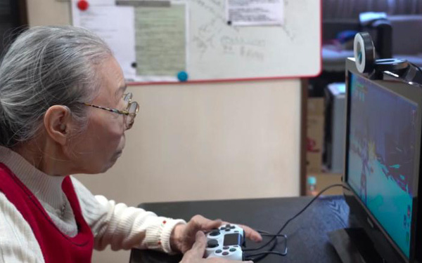  Game thủ 90 tuổi gi&agrave; nhất thế giới th&agrave;nh ng&ocirc;i sao YouTube: Chơi game rất th&uacute; vị, thật kh&ocirc;ng c&ocirc;ng bằng nếu chỉ tụi trẻ được chơi  - Ảnh 1.