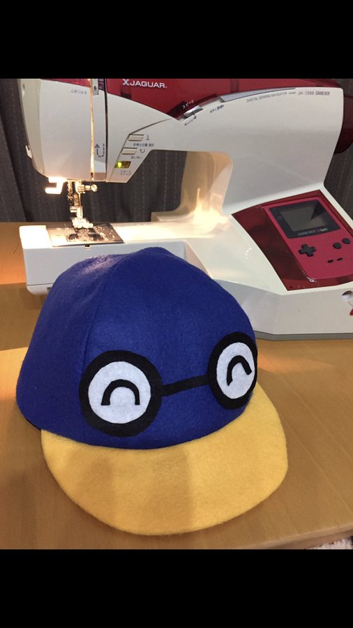 Cặp đồ cổ có một không hai: máy khâu được điều khiển bằng máy chơi điện tử Game Boy - Ảnh 6. Cặp đồ cổ có một không hai: máy khâu được điều khiển bằng máy chơi điện tử Game Boy - Ảnh 6.