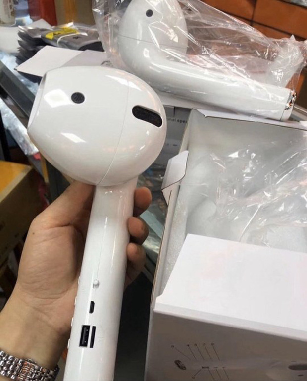 Đặt mua tai nghe AirPods tr&ecirc;n mạng, người phụ nữ dở kh&oacute;c dở cười khi h&agrave;ng nhận về c&ograve;n to hơn cả c&aacute;i đầu - Ảnh 1.