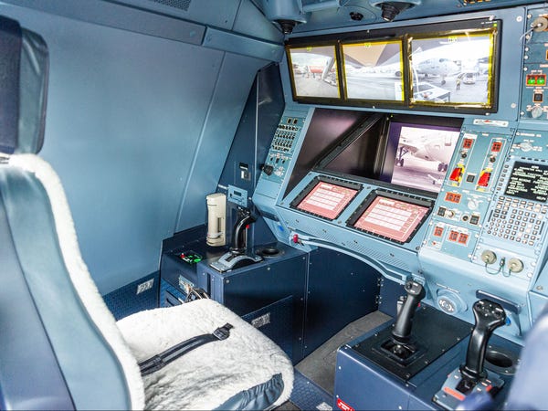 Airbus vượt mặt Boeing, là hãng hàng không đầu tiên trên thế giới có thể bơm xăng tự động khi đang bay - Ảnh 12. Airbus vượt mặt Boeing, là hãng hàng không đầu tiên trên thế giới có thể bơm xăng tự động khi đang bay - Ảnh 12.