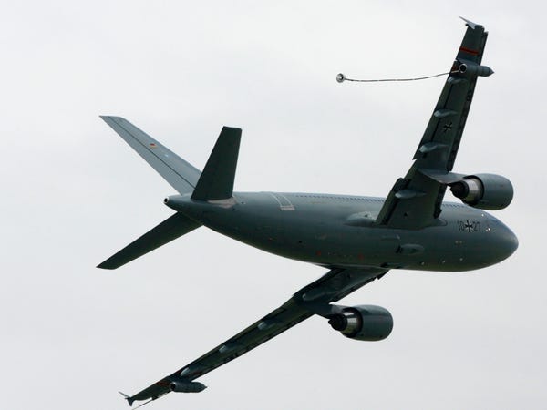 Airbus vượt mặt Boeing, là hãng hàng không đầu tiên trên thế giới có thể bơm xăng tự động khi đang bay - Ảnh 16. Airbus vượt mặt Boeing, là hãng hàng không đầu tiên trên thế giới có thể bơm xăng tự động khi đang bay - Ảnh 16.